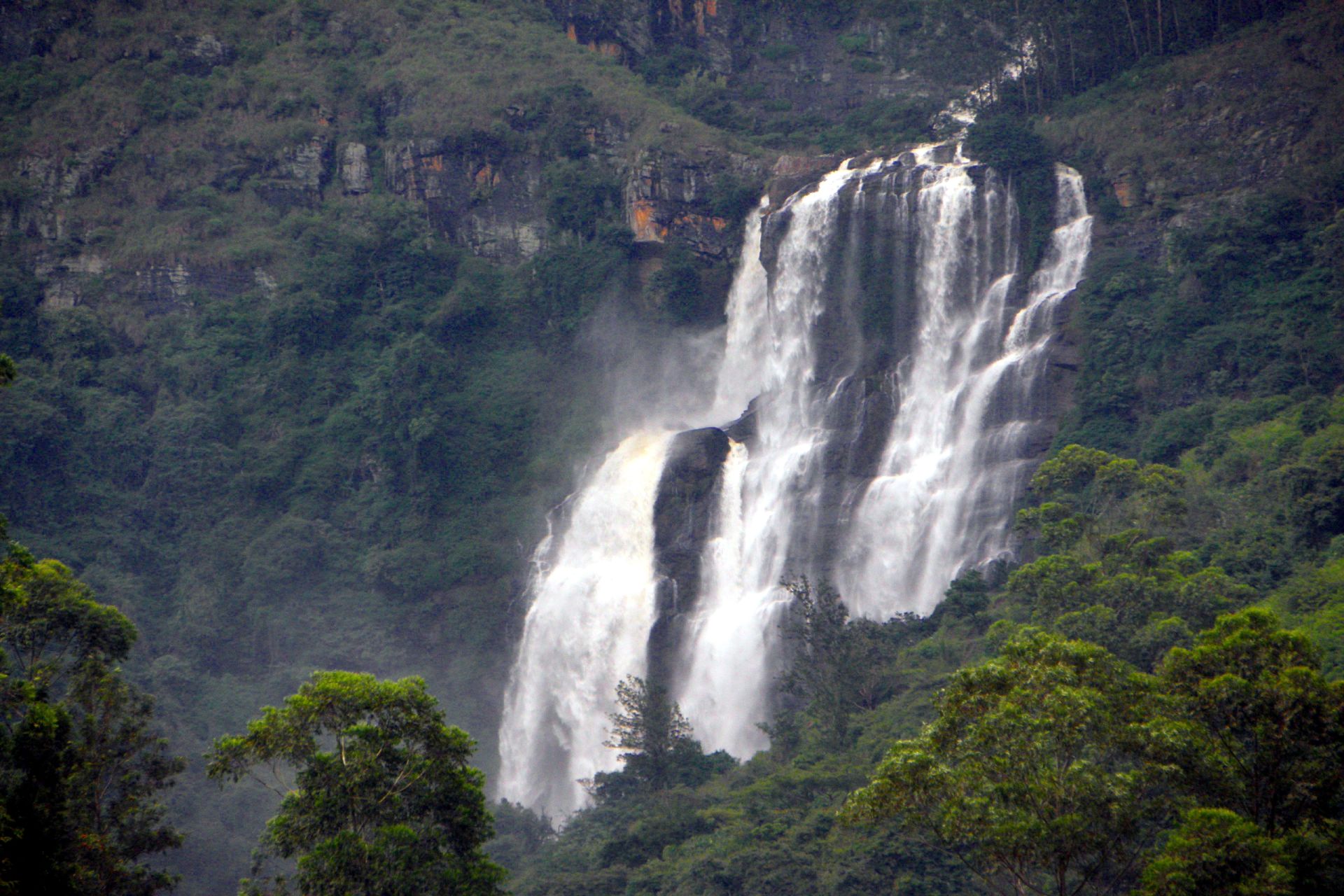 BOMBURUELLA WATERFALL